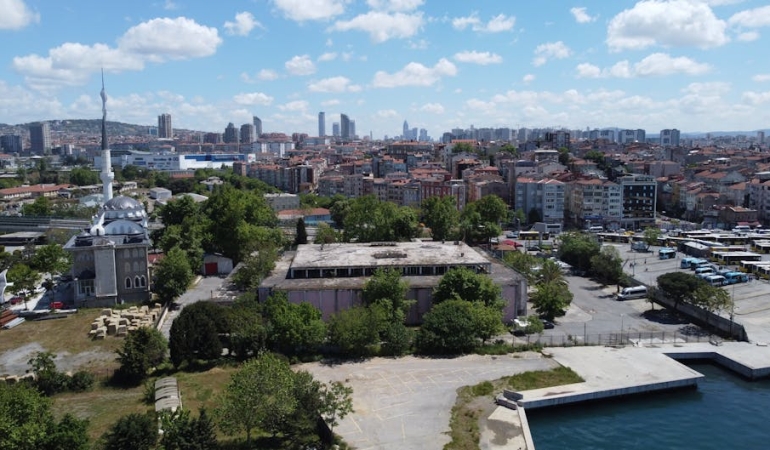 Kadikoy8217de-Kolonlardan-Ses-Geldi-7-Katli-Bina-Bosaltildi-featured